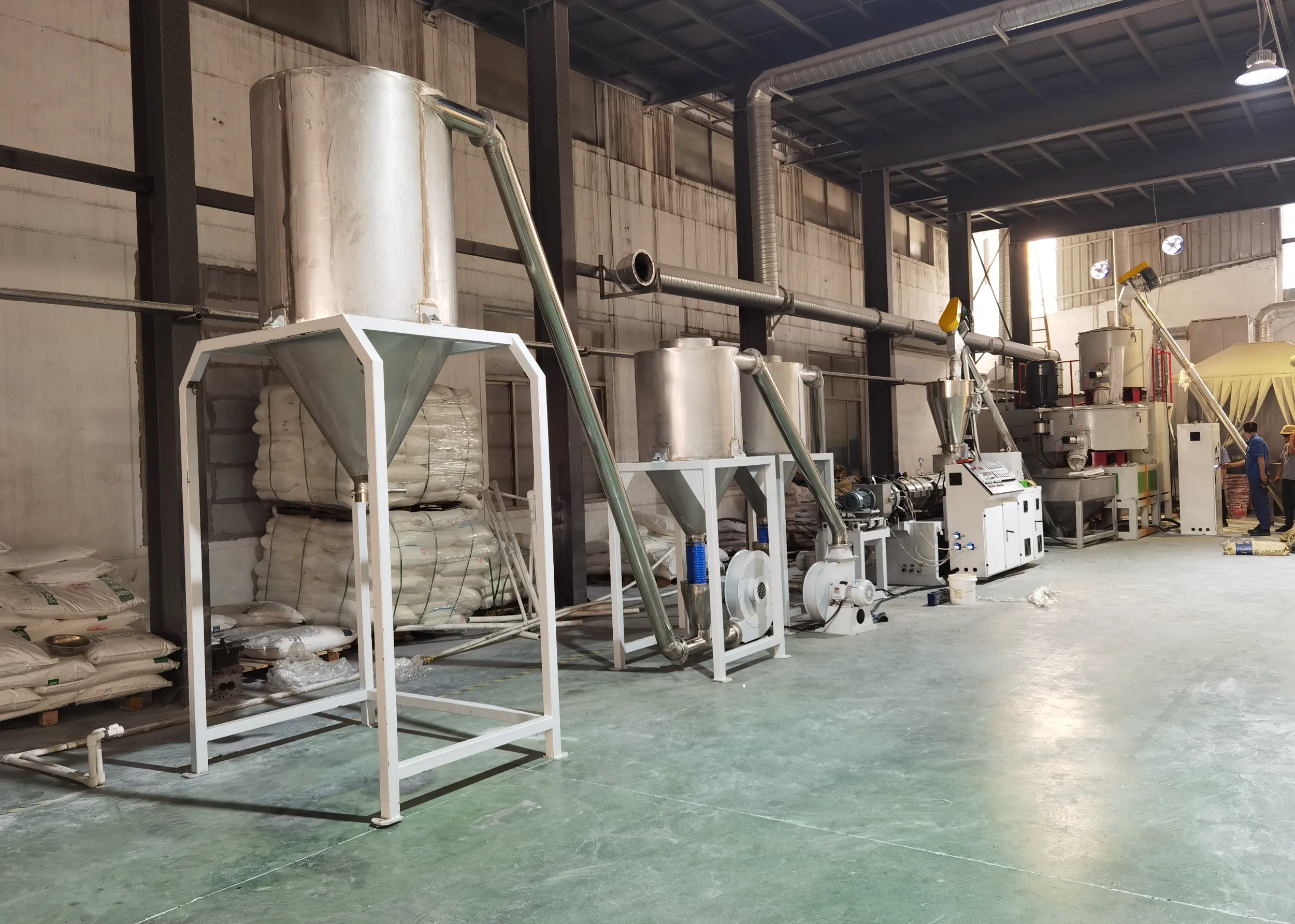 Matériau plastique recyclé provenant de sacs de stockage acheminé vers la ligne d'extrusion pour la production de granulés - ZHANGJIAGANG POLESTAR MACHINERY CO.,LTD. | Cpsemarketplace

