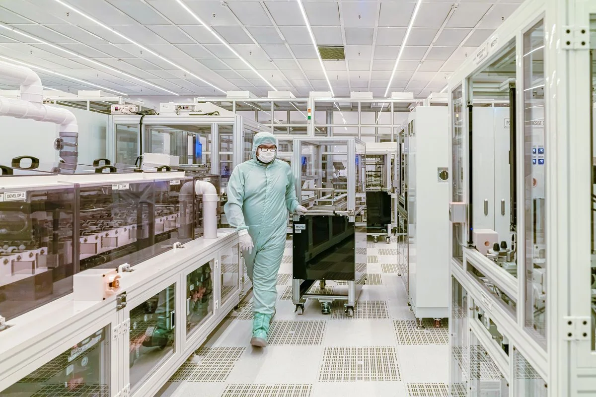 Modular cleanroom with enclosed processing equipment for controlled polymer film production. - Pexels

