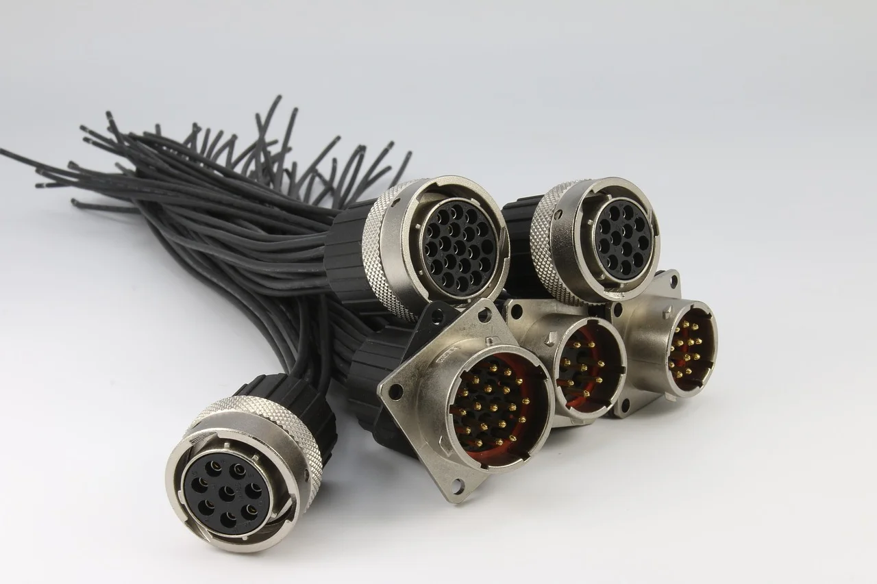 Conectores multipin moldeados por inserción con cableado para aplicaciones industriales y automotrices de precisión. - strawberry1201 | Pixabay

