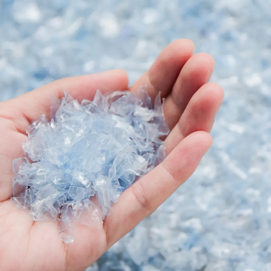 来自工业碎纸机的半透明蓝色塑料薄片，用于消费后回收。 - INTCO RECYCLING | Cpsemarketplace

