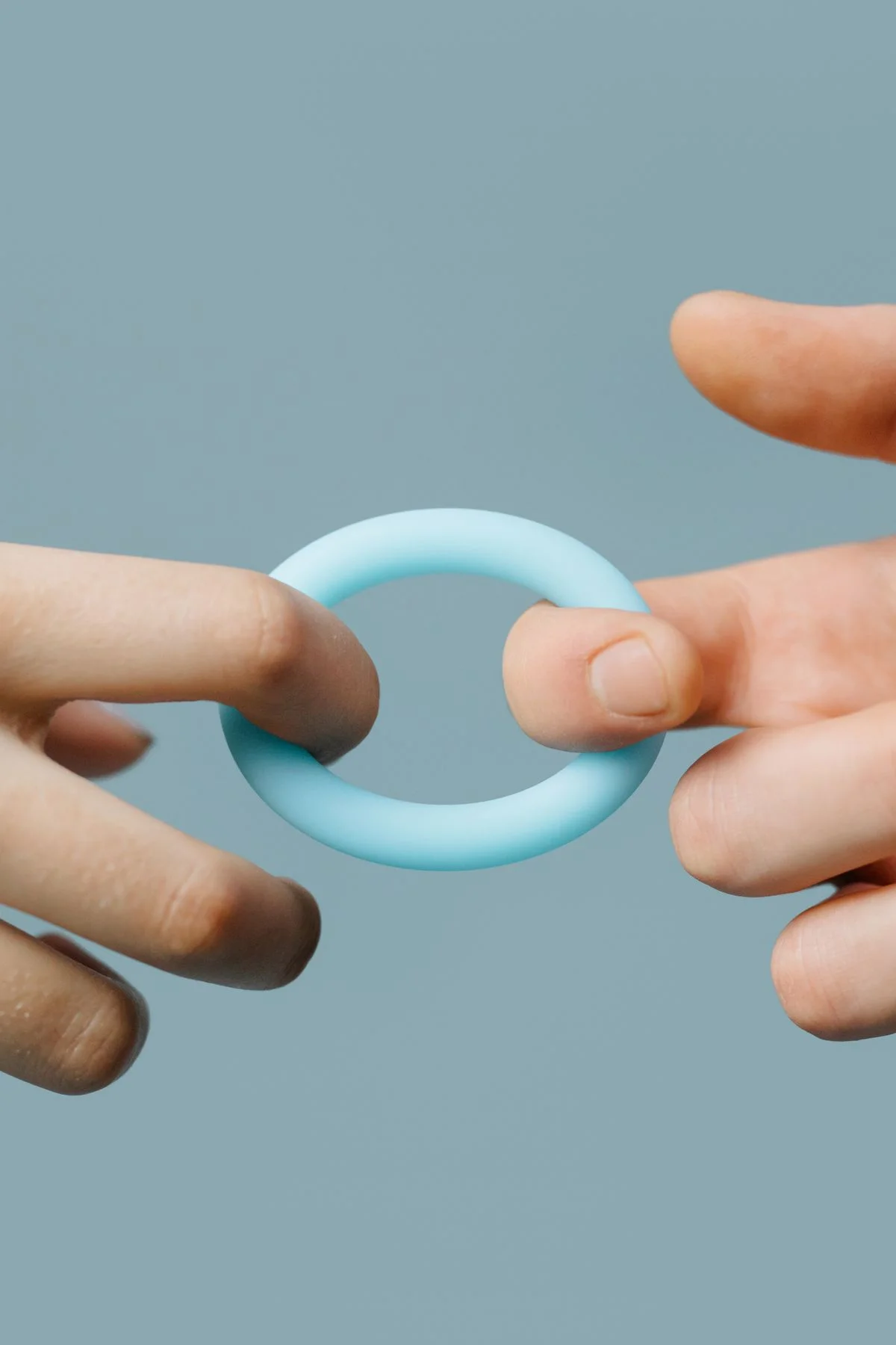 Anillo de caucho de silicona azul claro que muestra flexibilidad y textura elástica suave. - Pexels