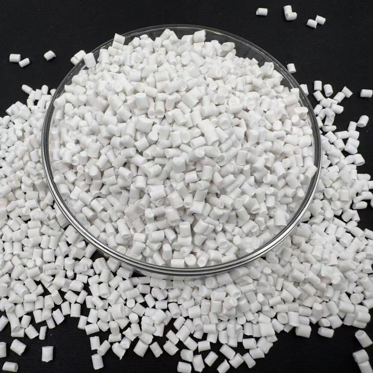 Des granulés de polypropylène cylindriques blancs remplissant un bol en verre transparent. - OBEA NEW MATERIALS(DONGGUAN)CO.,LTD. | Cpsemarketplace

