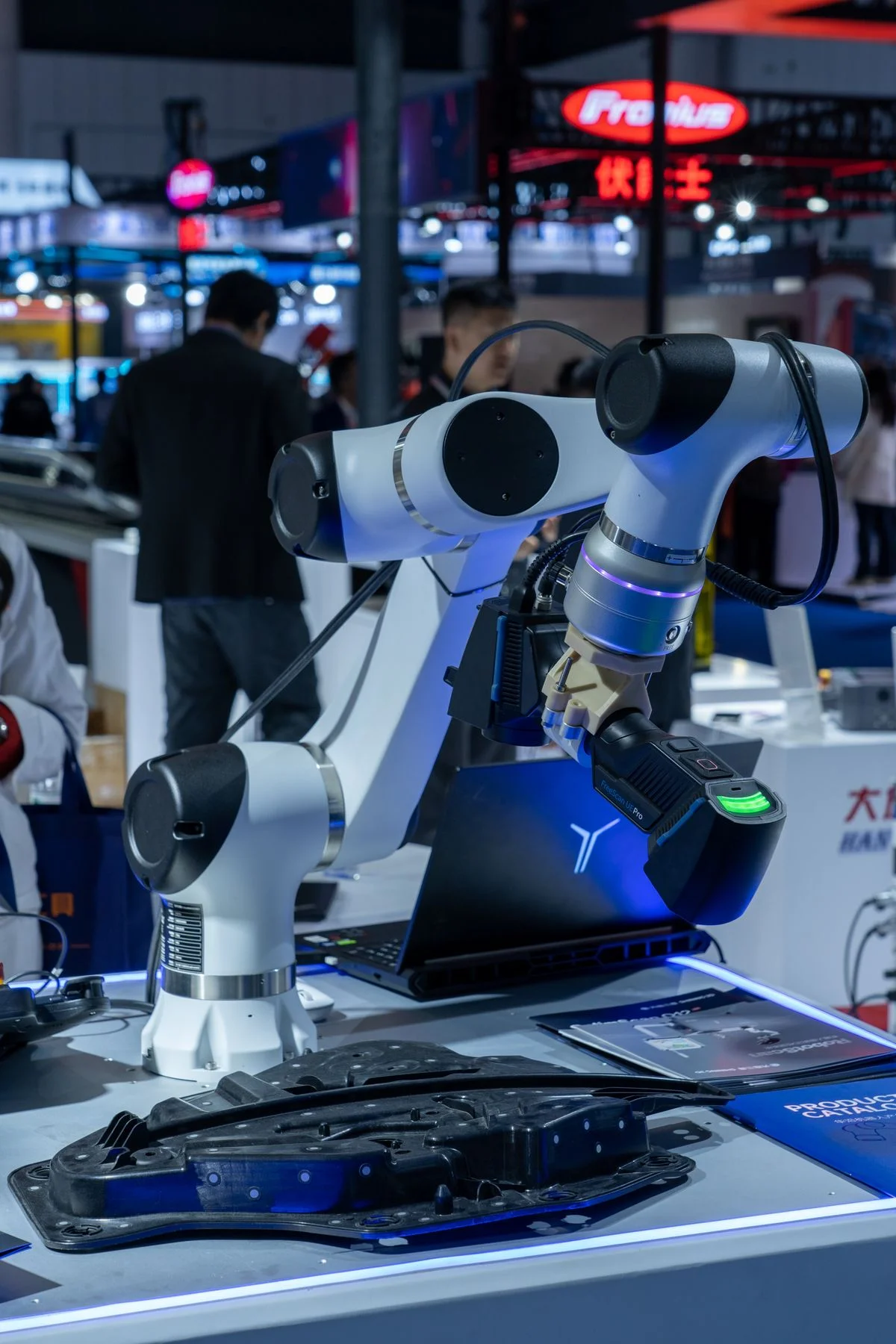 Robotic arm with 3D laser scanner captures point cloud data of molded plastic component. - Pexels

