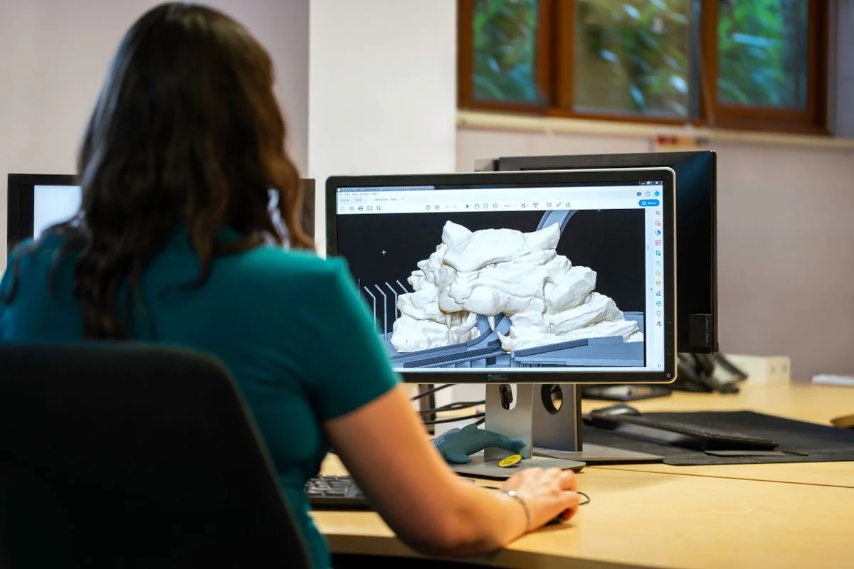 El ingeniero revisa el modelo CAD 3D de un componente de polímero complejo en el monitor de la estación de trabajo - Pexels