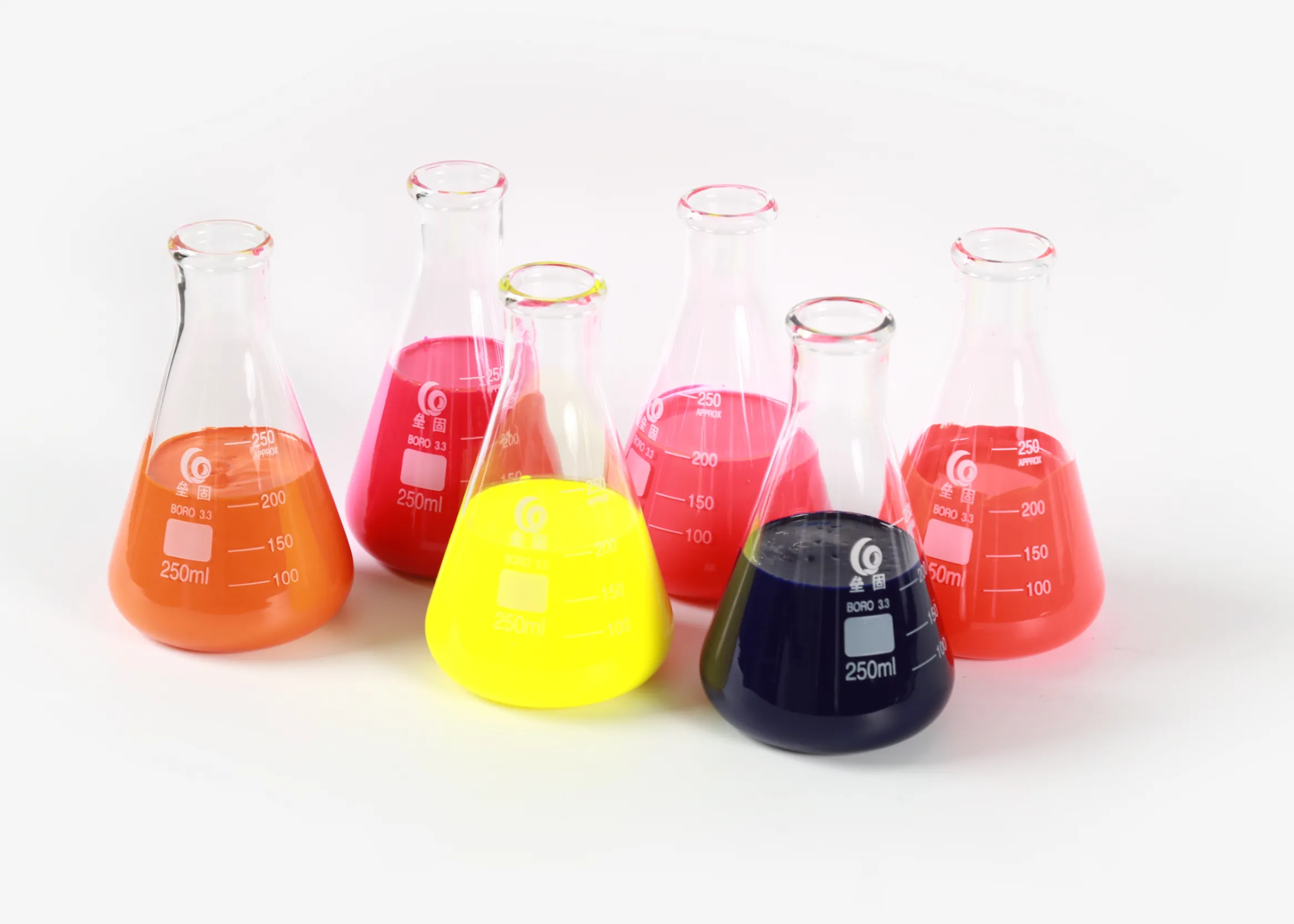 Los matraces de laboratorio muestran sistemas de pigmento y portador líquido para la producción de masterbatch de color líquido. - YORK PLASTIC LIQUID COLOUR CO.,LTD. | Cpsemarketplace