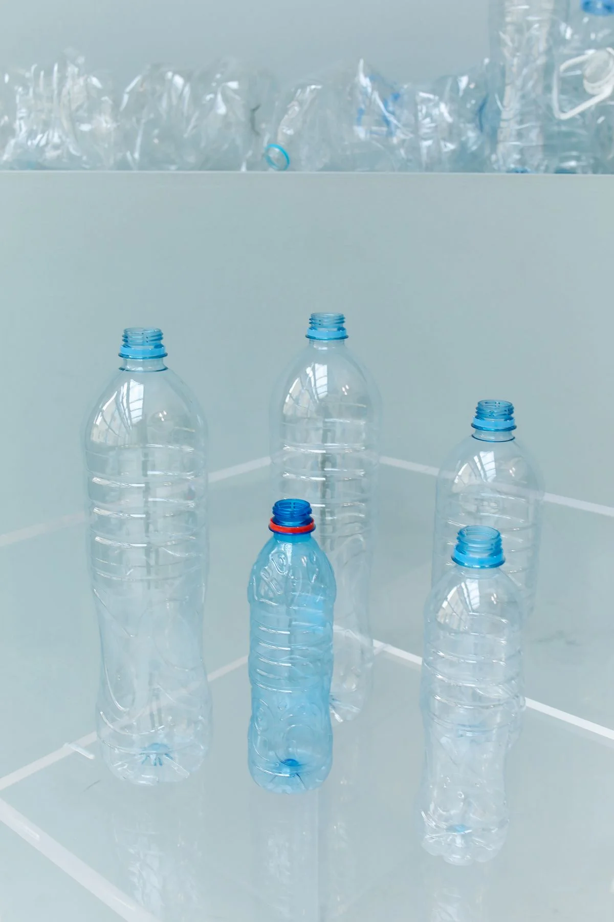 液体包装用途のための青色のスクリューキャップ付き透明プラスチックボトル。 - Pexels