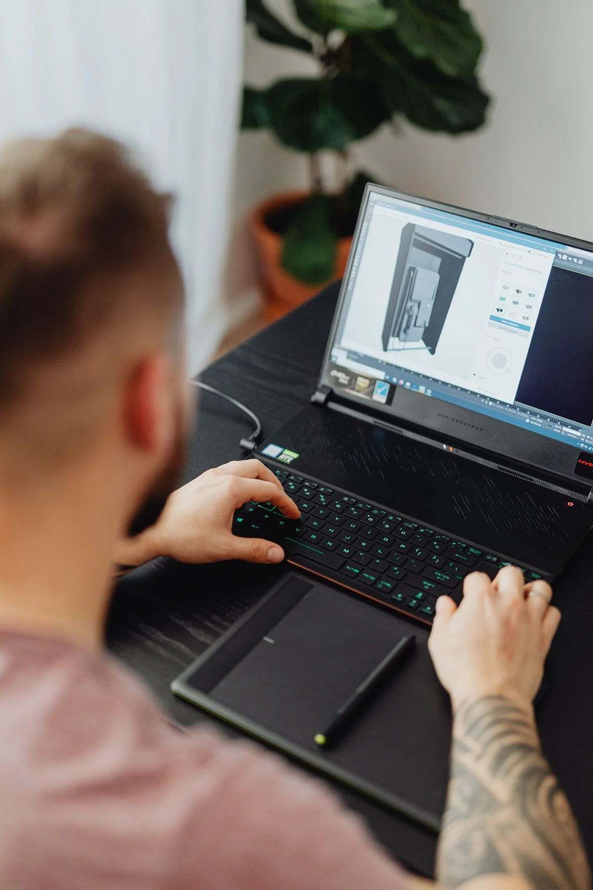 Ingeniero diseñando componente de plástico usando software CAD 3D con modelo de geometría sólida visible - Pexels

