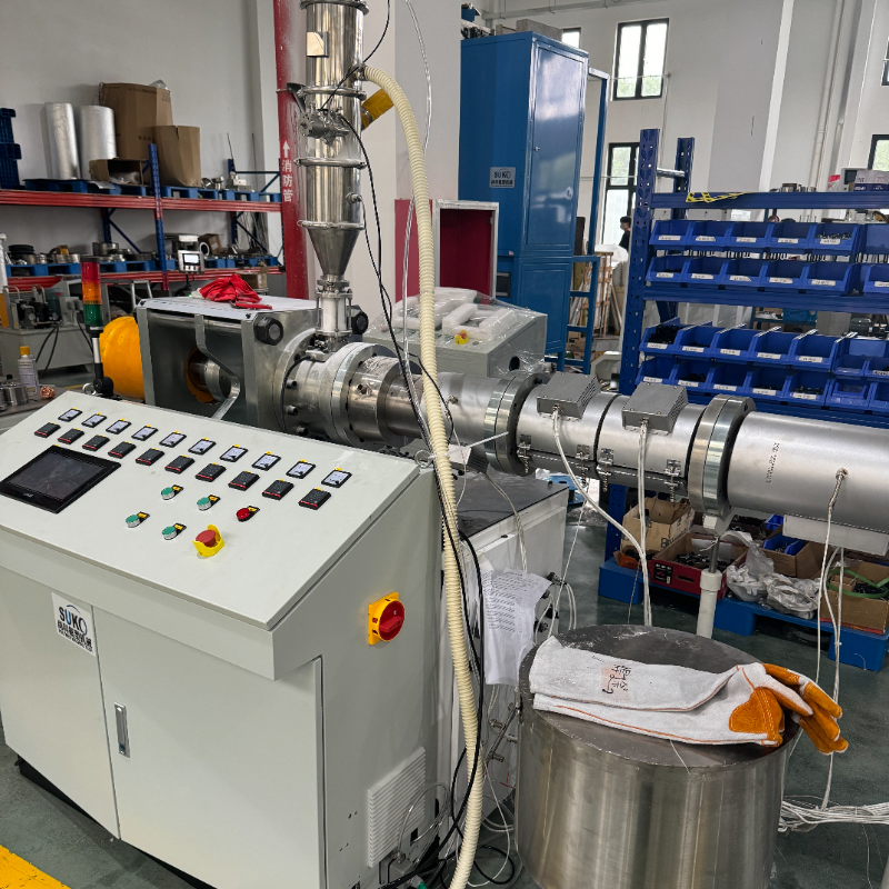 Sistema de extrusora de pistón con cilindro horizontal, panel de control y componentes de acero inoxidable para procesamiento de polímeros. - SUKO POLYMER MACHINE TECH CO.,LTD | Cpsemarketplace

