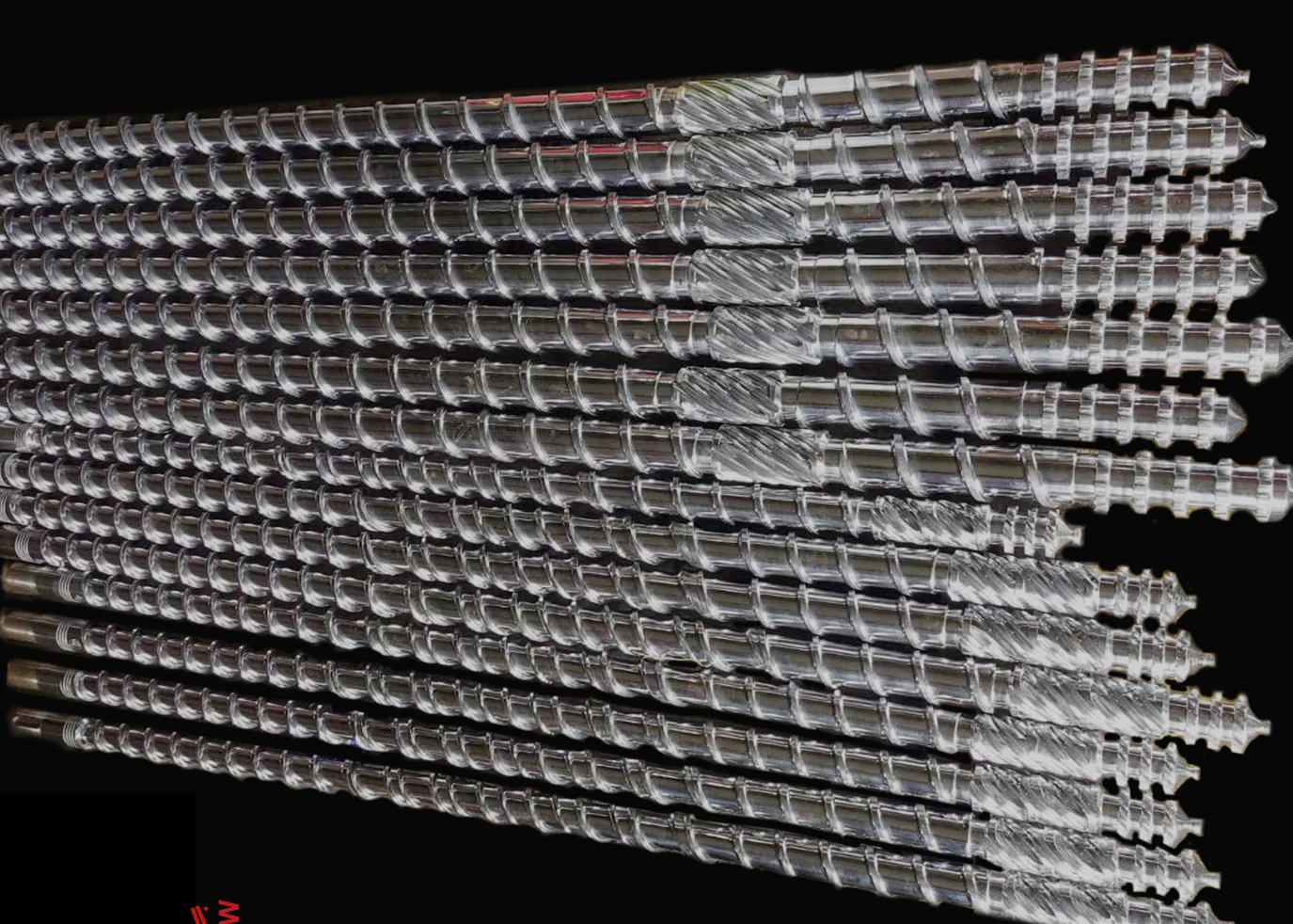 Filas de componentes de plástico transparente con forma de tornillo, que demuestran una calidad uniforme del material polimérico. - ZHOUSHAN XINLU PLASTICS MACHINERY CO.,LTD. | Cpsemarketplace

