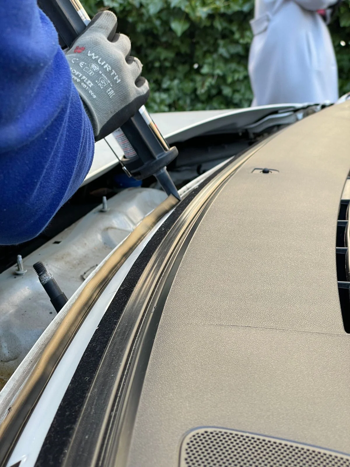 柔性聚合物密封膠沿汽車部件邊緣塗覆。 - Pexels

