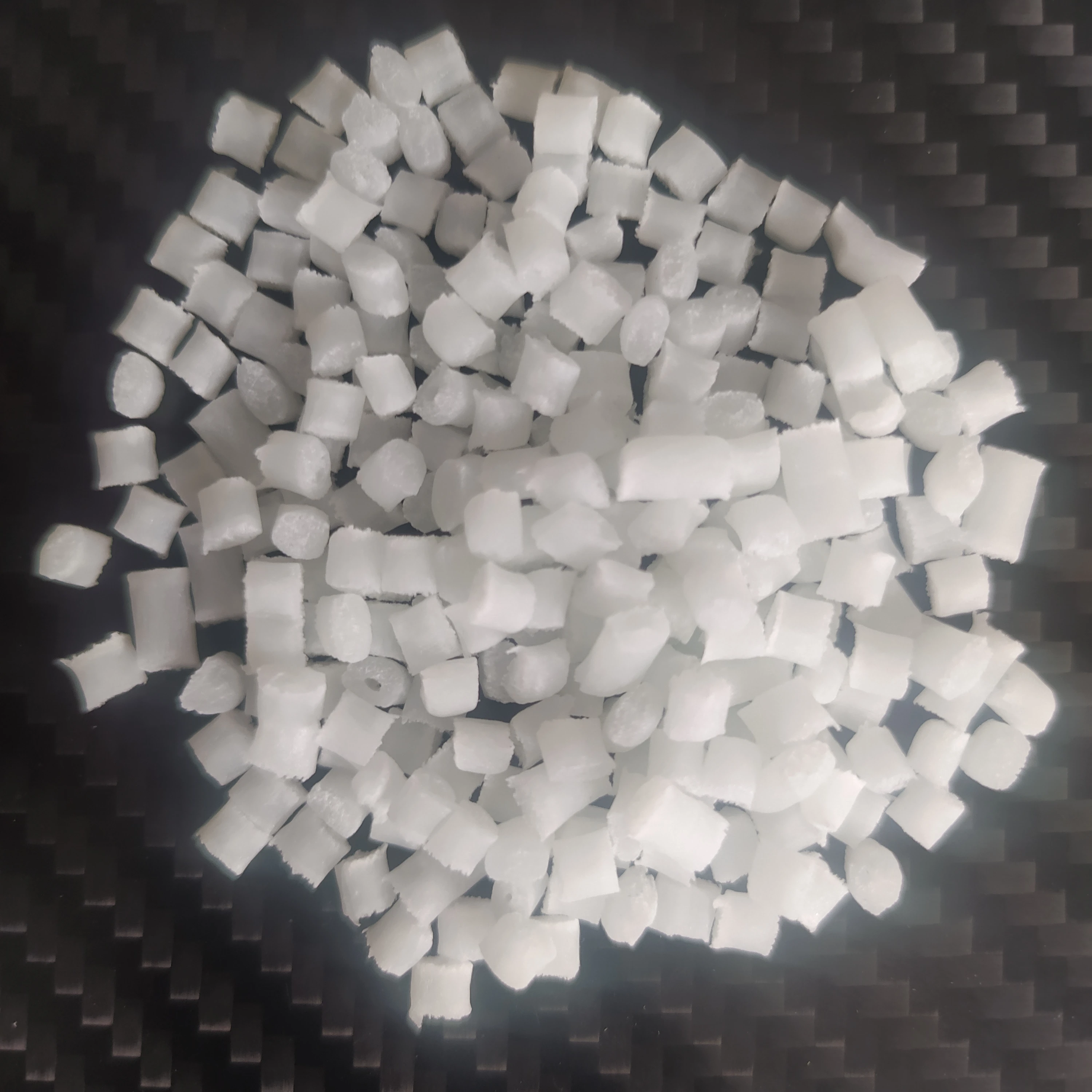 熱可塑性用途向けのマット仕上げの均一な円筒形ペレットの白色TPO顆粒。 - FOSHAN GOWE NEW MATERIAL CO.,LTD. | Cpsemarketplace