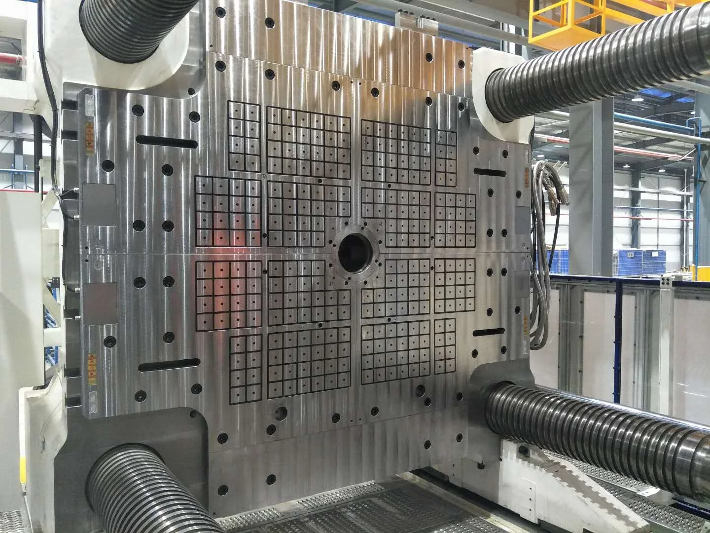 Ensamblaje de molde de inyección de precisión con placa frontal de patrón de rejilla, canales de enfriamiento y conexiones hidráulicas. - HUNAN QIANHAO ELECTRICAL AND MECHANICAL TECHNOLOGY DEVELOPMENT CO.,LTD. | Cpsemarketplace