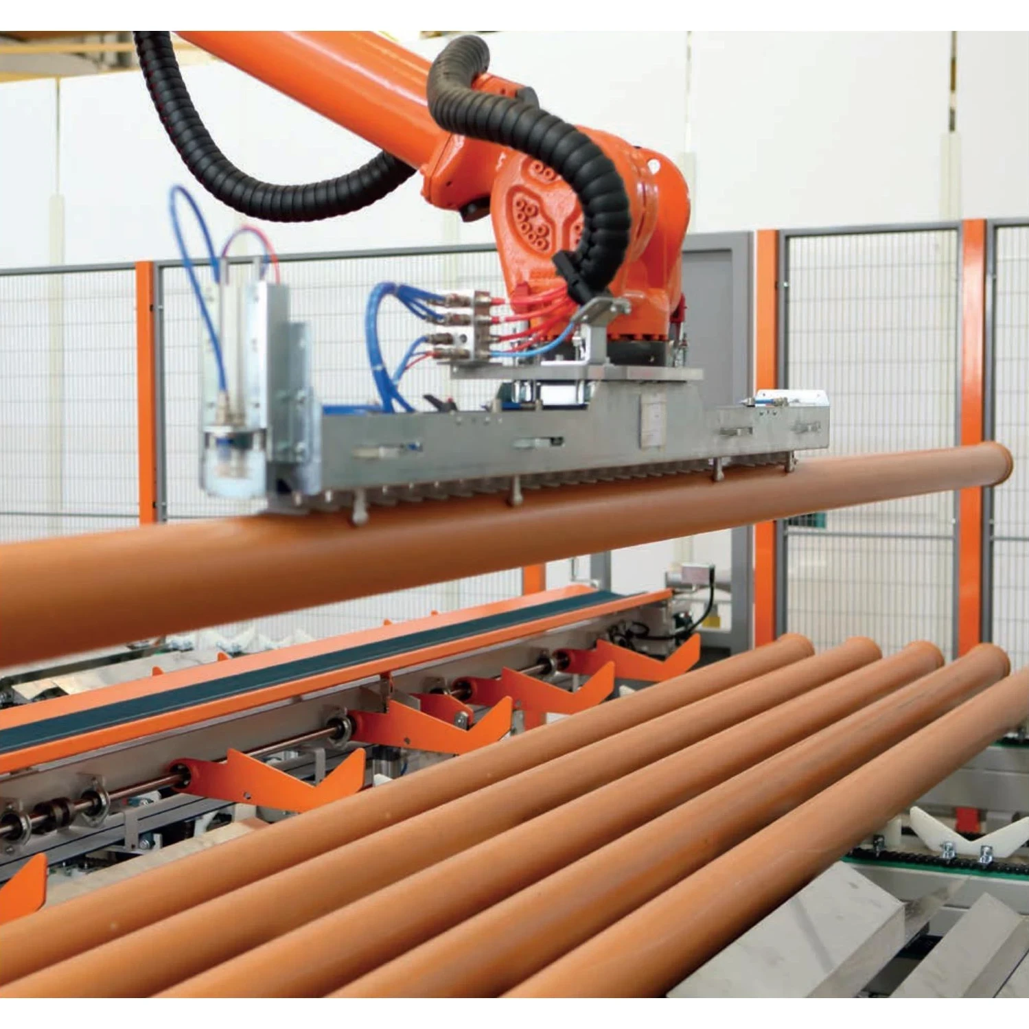 Unité de manipulation robotique au-dessus d'un convoyeur à rouleaux transportant des tuyaux en plastique parallèles - SICA SpA | Cpsemarketplace

