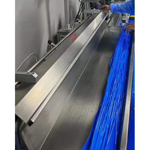 خيوط طويلة من كابلات PVC الزرقاء المرنة تتحرك على طول ناقل من الفولاذ المقاوم للصدأ. - SHANGHAI SINCORE INDUSTRY CO.,LTD. | Cpsemarketplace


