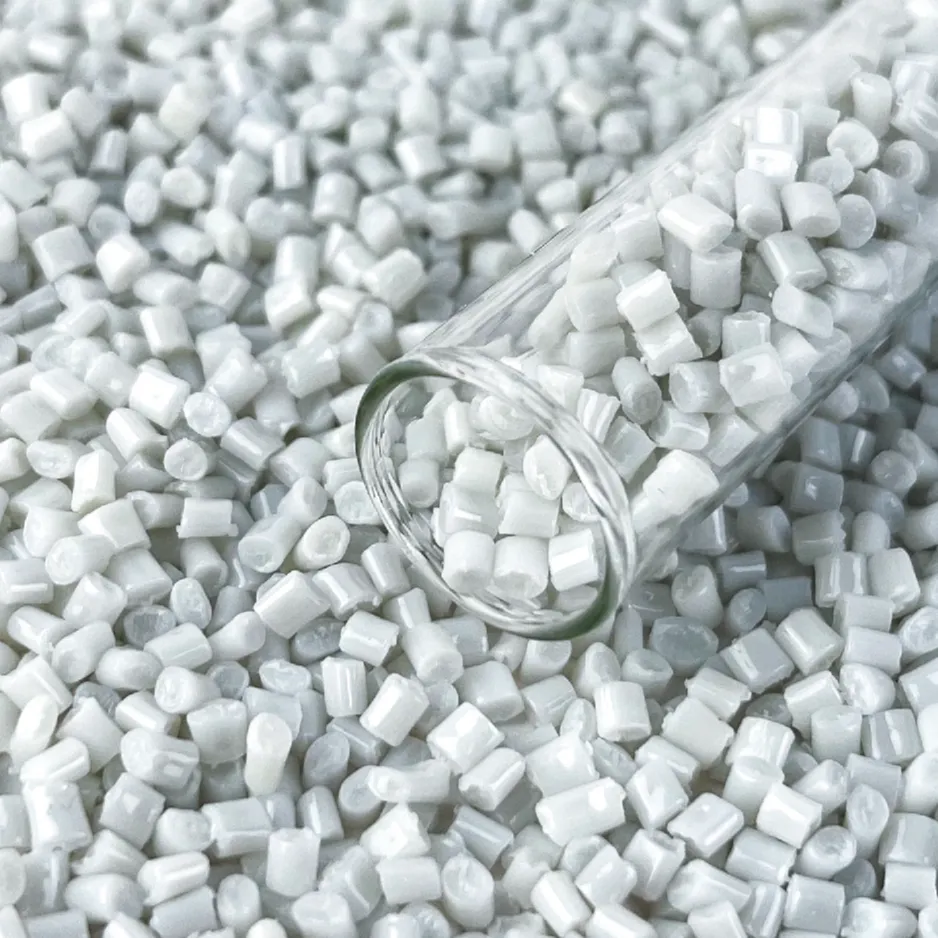 حبيبات PET بيضاء شفافة تنسكب من وعاء شفاف على حبيبات مماثلة. - INTCO RECYCLING | Cpsemarketplace

