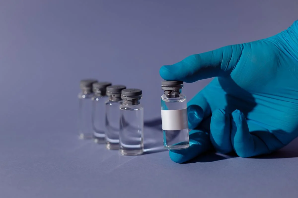 Viales de plástico transparente dispuestos para un muestreo de laboratorio preciso y análisis químico. - Pexels

