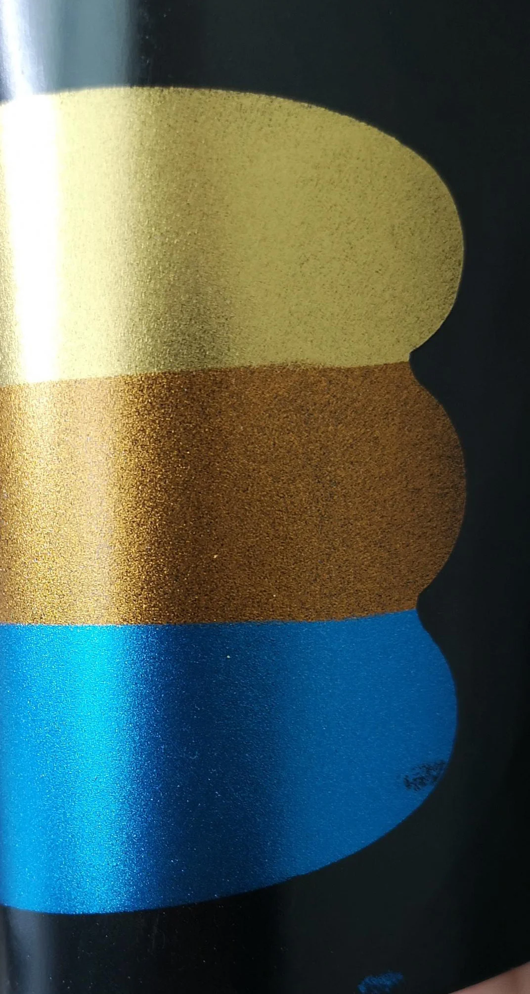Capas de pigmentos metálicos con finas partículas de aluminio que crean efectos reflectantes plateados y dorados sobre superficies poliméricas. - SHANGHAI FULCOLOR ADVANCED MATERIAL CO.,LTD. | Cpsemarketplace

