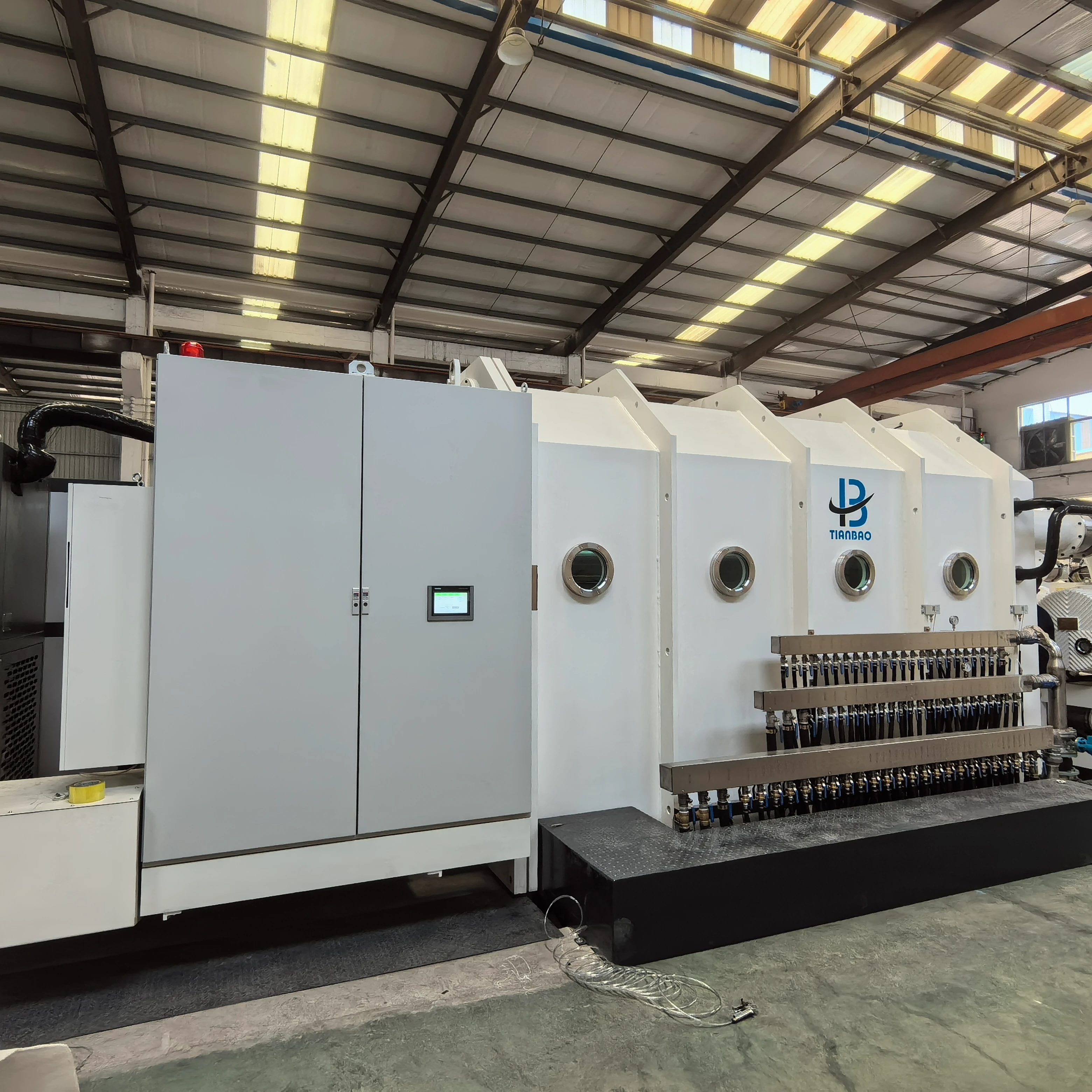 Cámara de metalización al vacío con unidades de procesamiento selladas, ventanas de visualización y armario de control para recubrimiento de sustrato plástico - QINGZHOU TIANBAO MACHINERY TECHNOLOGY CO.,LTD. | Cpsemarketplace

