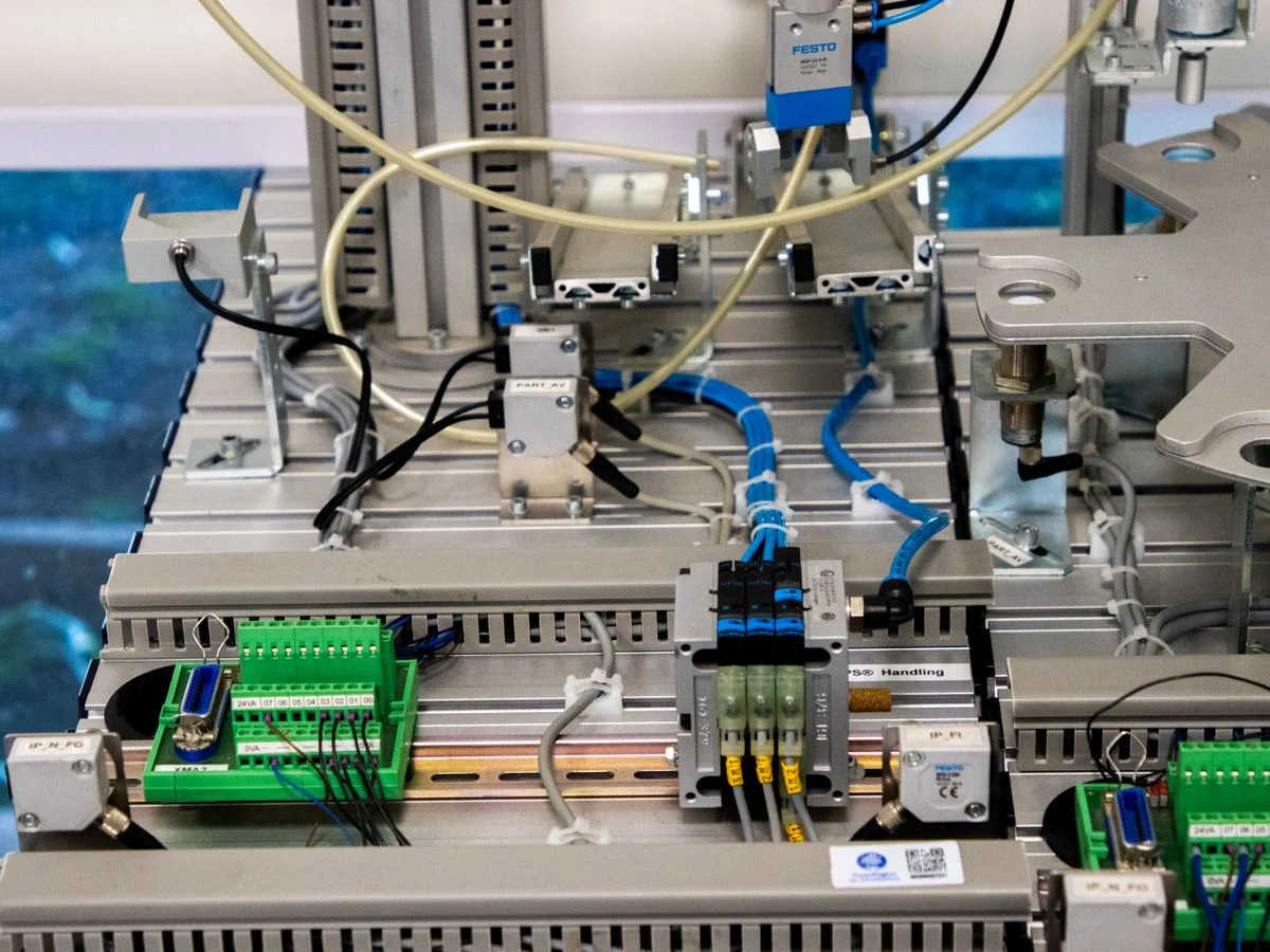 Precision inspection system with linear guides, sensors and control modules for plastic components - Pexels

