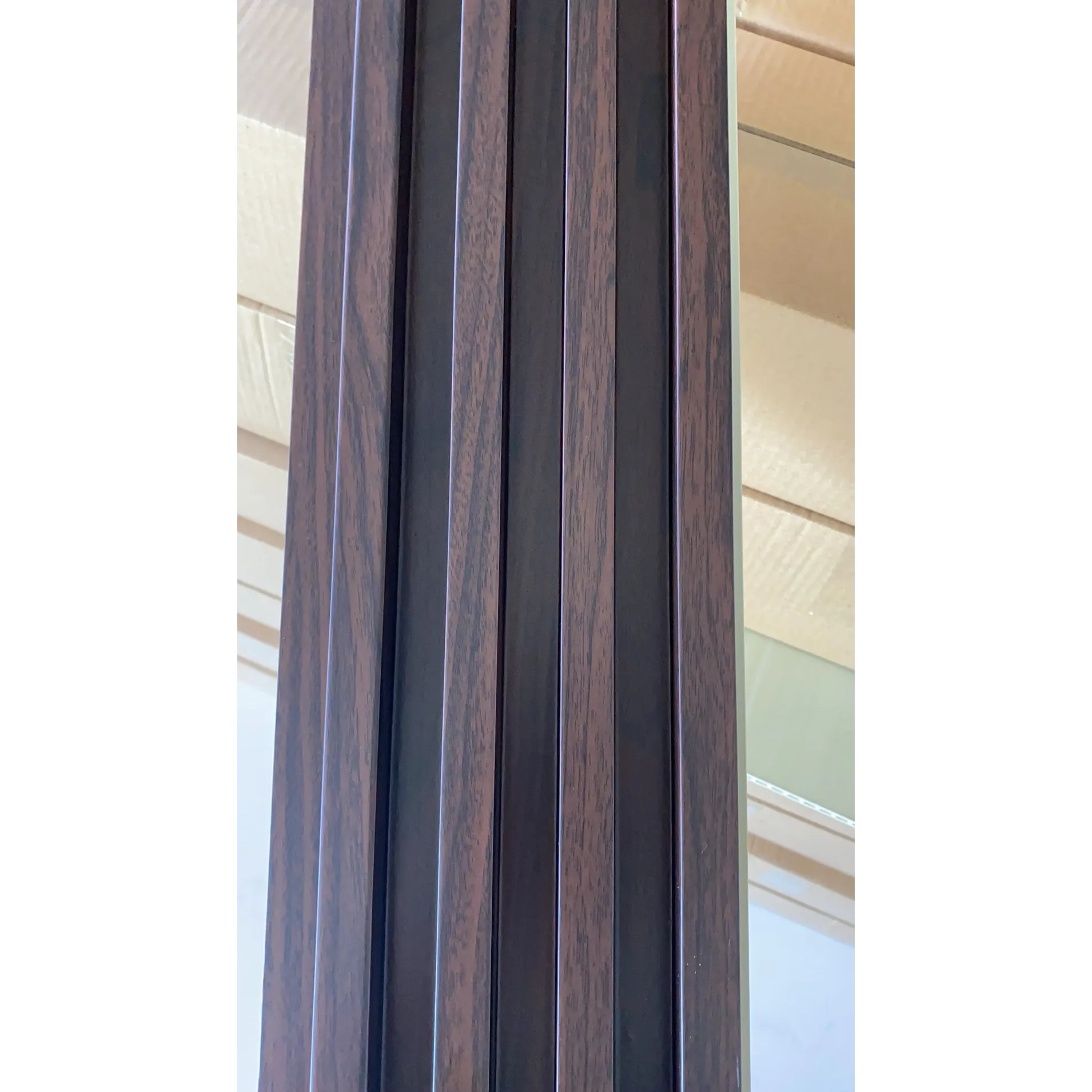 ألواح تزيين WPC بنية داكنة مع نسيج حبيبات الخشب البارز وملامح محززة عمودية. - HAINING XIHE DECORATION MATERIAL CO.,LTD. | Cpsemarketplace

