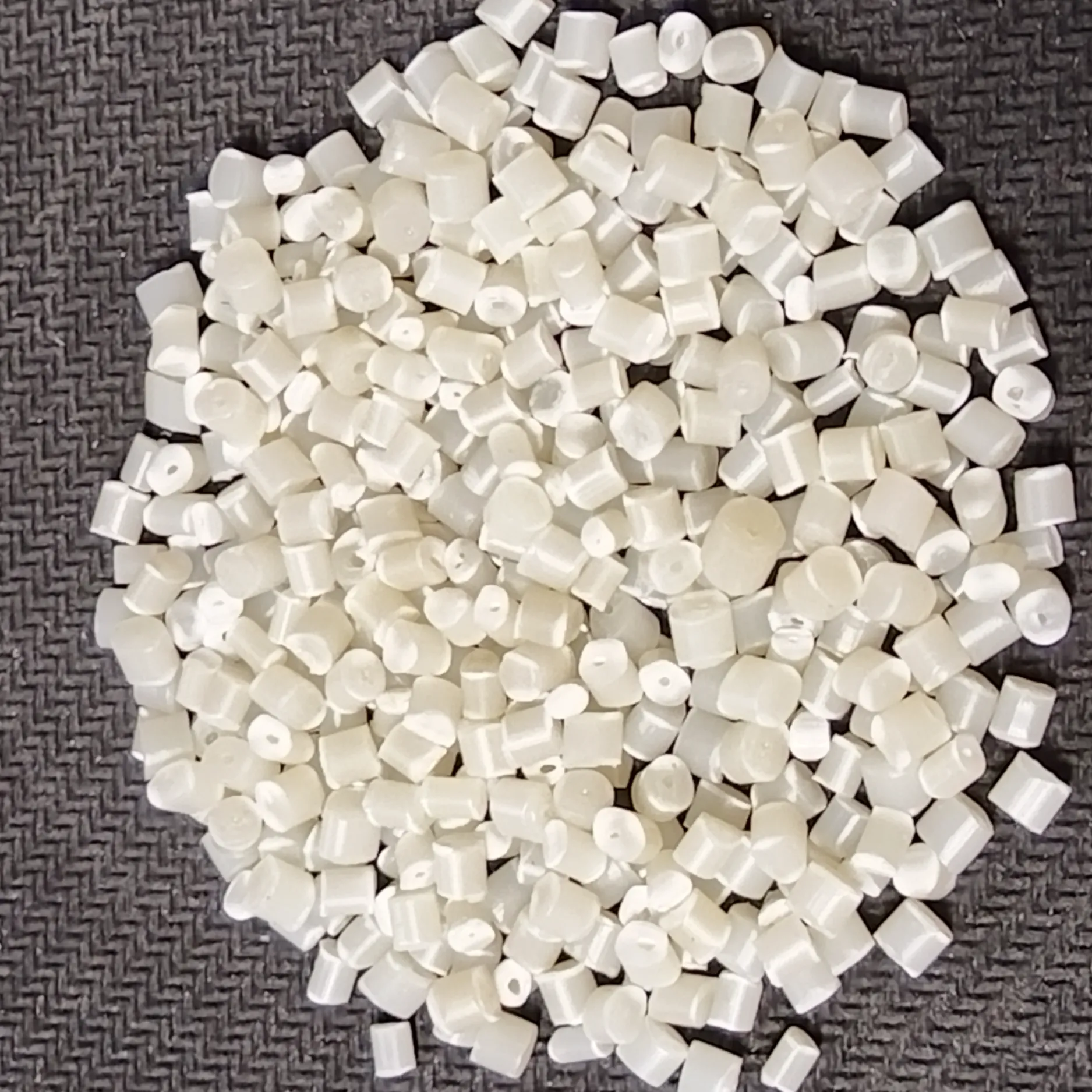 Gránulos de polímero rABS cilíndricos blancos, con forma uniforme y acabado mate. - Huizhou Sunyo Carbon Reduction Recycle Material Co.,Ltd. | Cpsemarketplace

