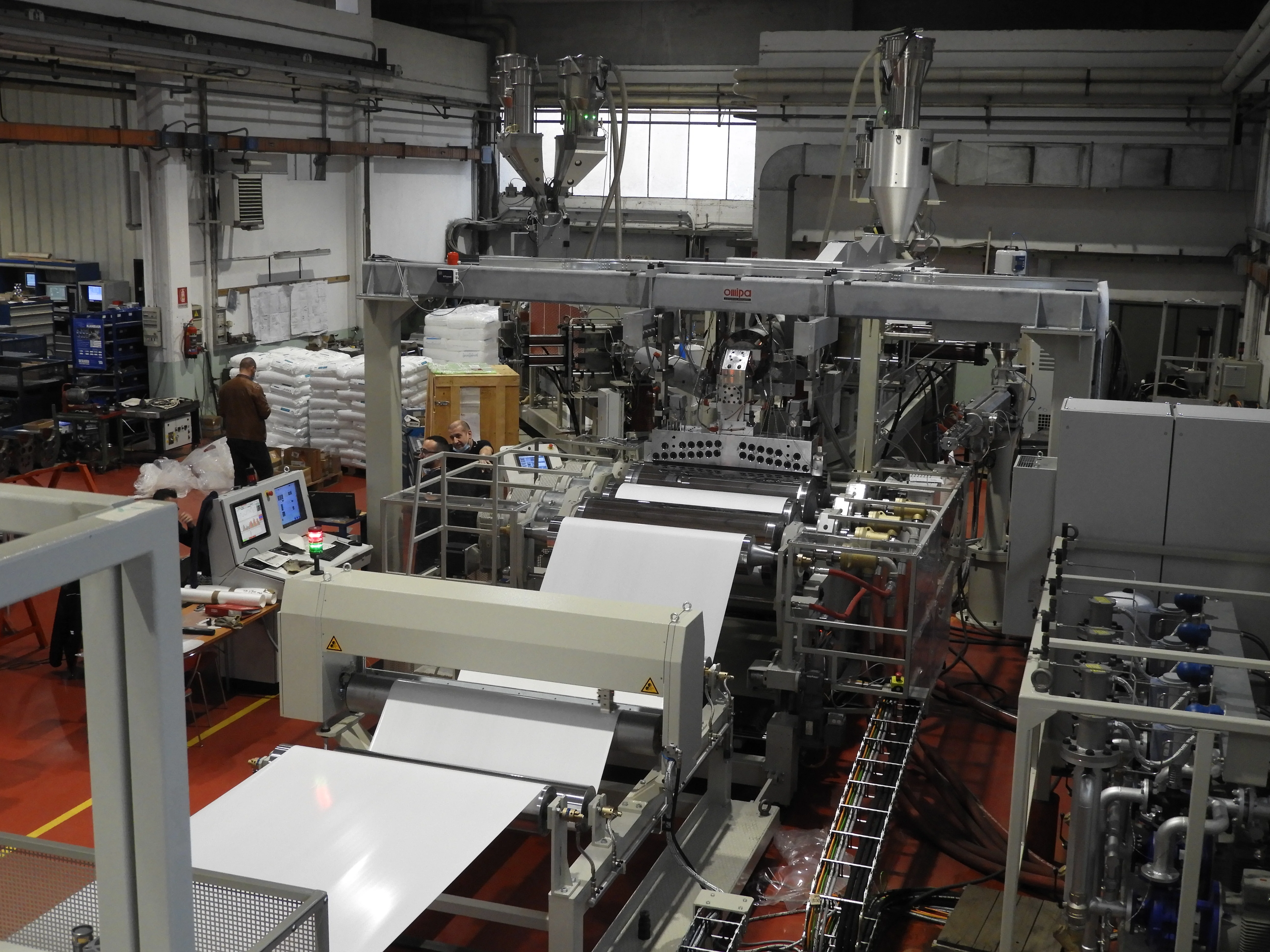 Línea de extrusión de láminas planas OMIPA que produce láminas de plástico blanco anchas con rodillos y paneles de control - OMIPA S.p.A. | Cpsemarketplace

