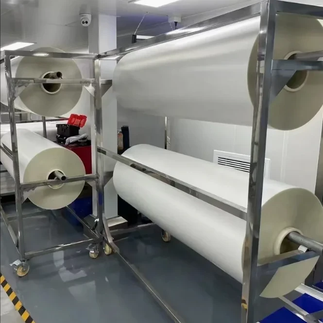 Grandes rollos de película de polímero blanco almacenados en estantes de acero inoxidable. - WEIFANG HOTA NEW MATERIAL TECHNOLOGY CO.,LTD. | Cpsemarketplace

