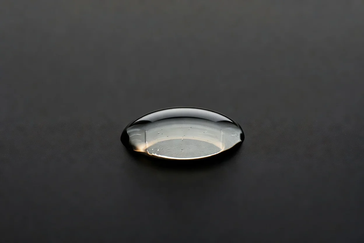 Gota de compuesto de recubrimiento líquido claro para aplicaciones de superficie protectora en plásticos. - plascentral.com