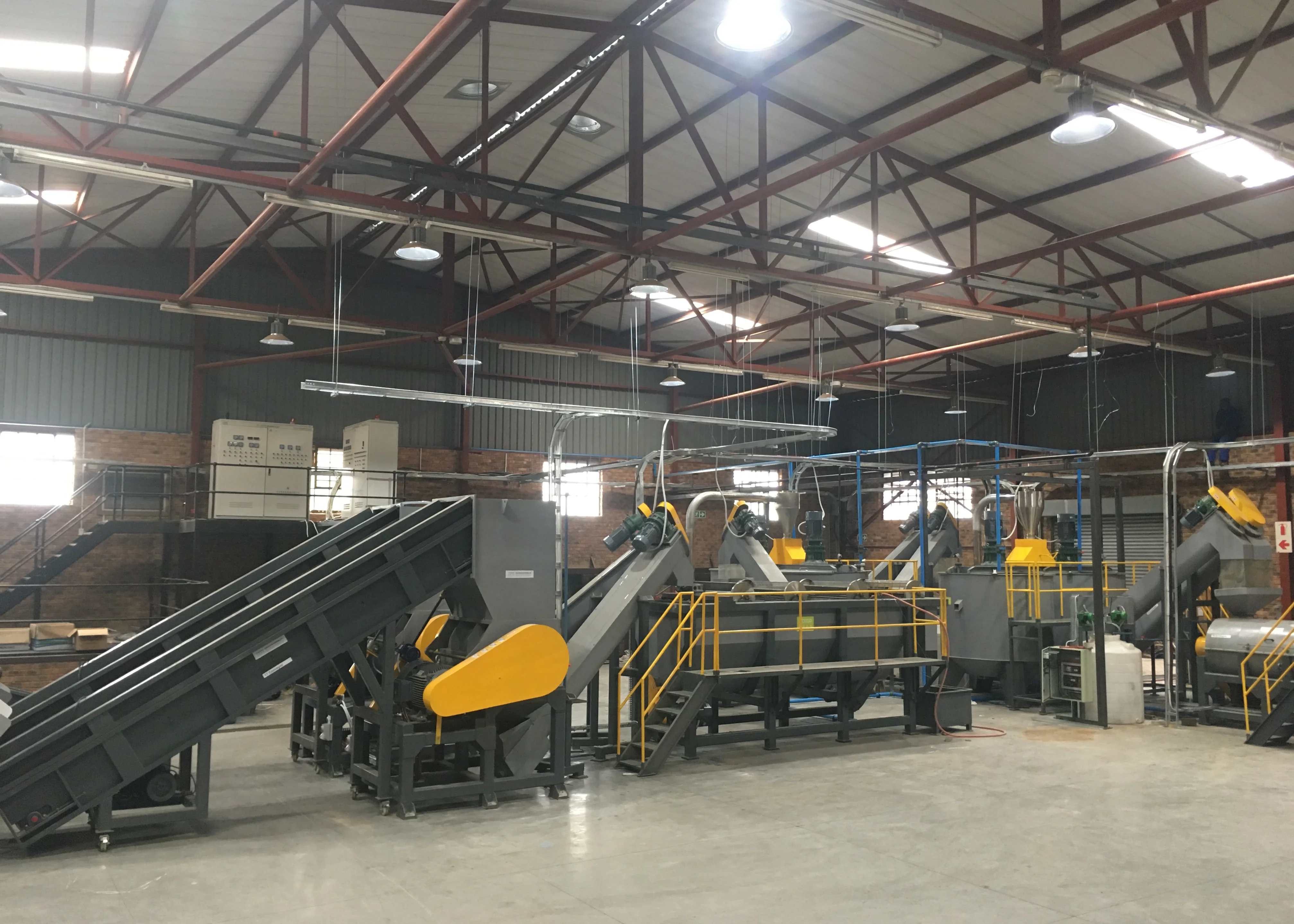 Pré-broyeurs à double arbre avec systèmes de convoyeur pour le recyclage du plastique à grande échelle - JIANGSU MOOGE MACHINERY CO.,LTD | Cpsemarketplace

