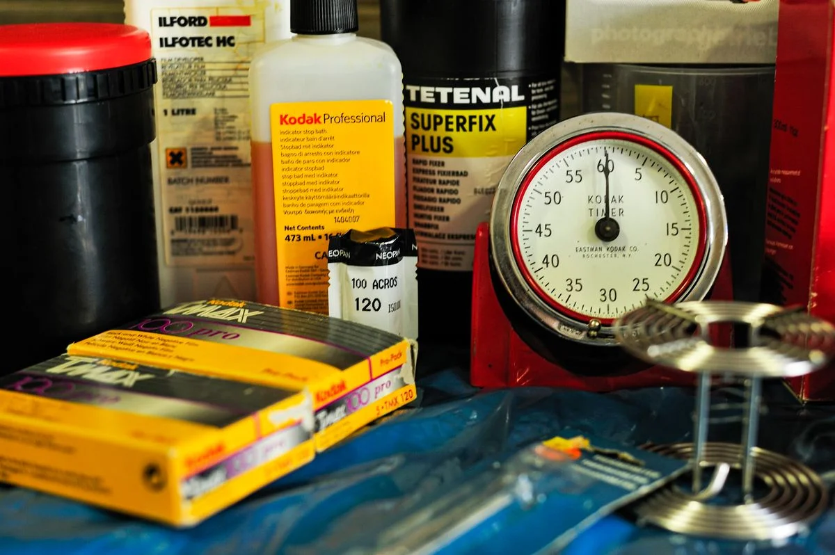 各种柯达专业和Tetenal Superfix Plus胶片显影化学品，附带胶片盒和暗房定时器。 - Pexels

