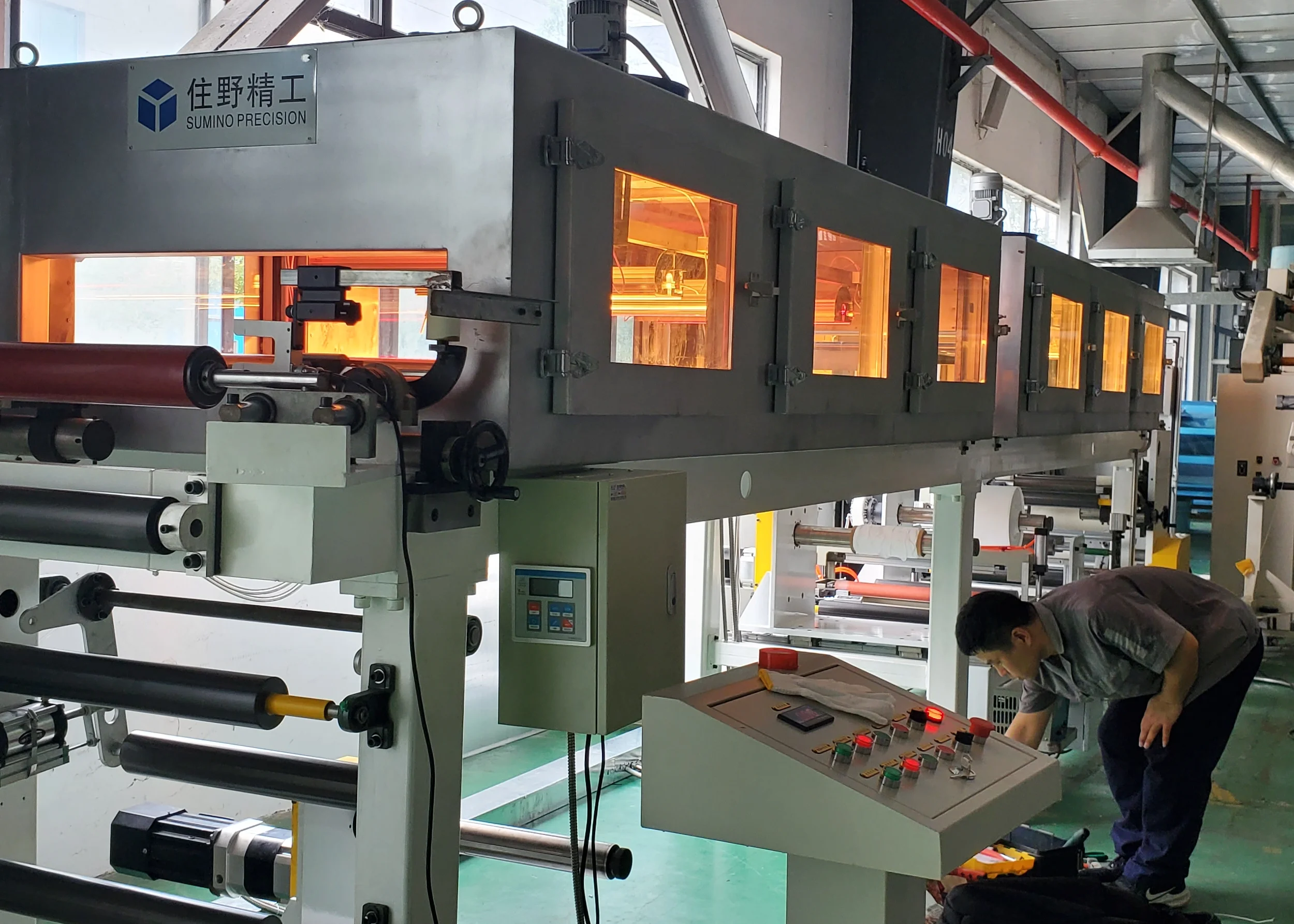 Cámara de recubrimiento por pulverización multizona con rodillos transportadores en la línea de producción de película plástica. - NANJING SUMINO PRECISION MACHINERY CO.,LTD. | Cpsemarketplace

