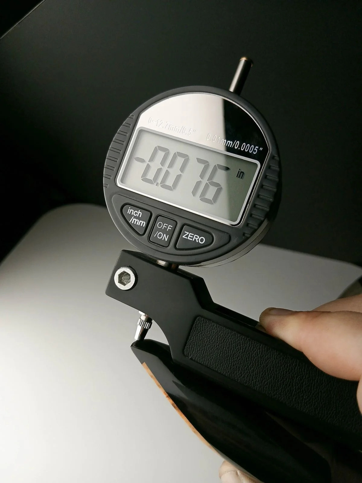 Micrómetro digital que mide el espesor de láminas de plástico y caucho para un control de calidad preciso - Pexels