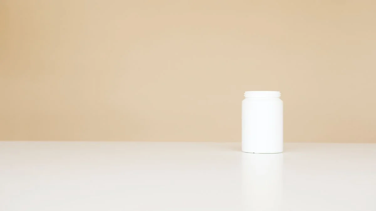 用于二氧化钛粉末包装的白色塑料罐 - Pexels

