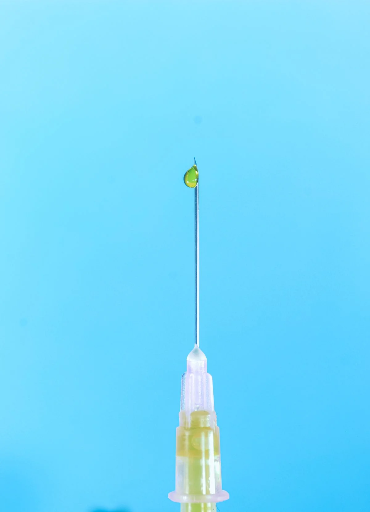 用于精确医疗液体输送的带细针的模制透明塑料注射器。 - Pexels

