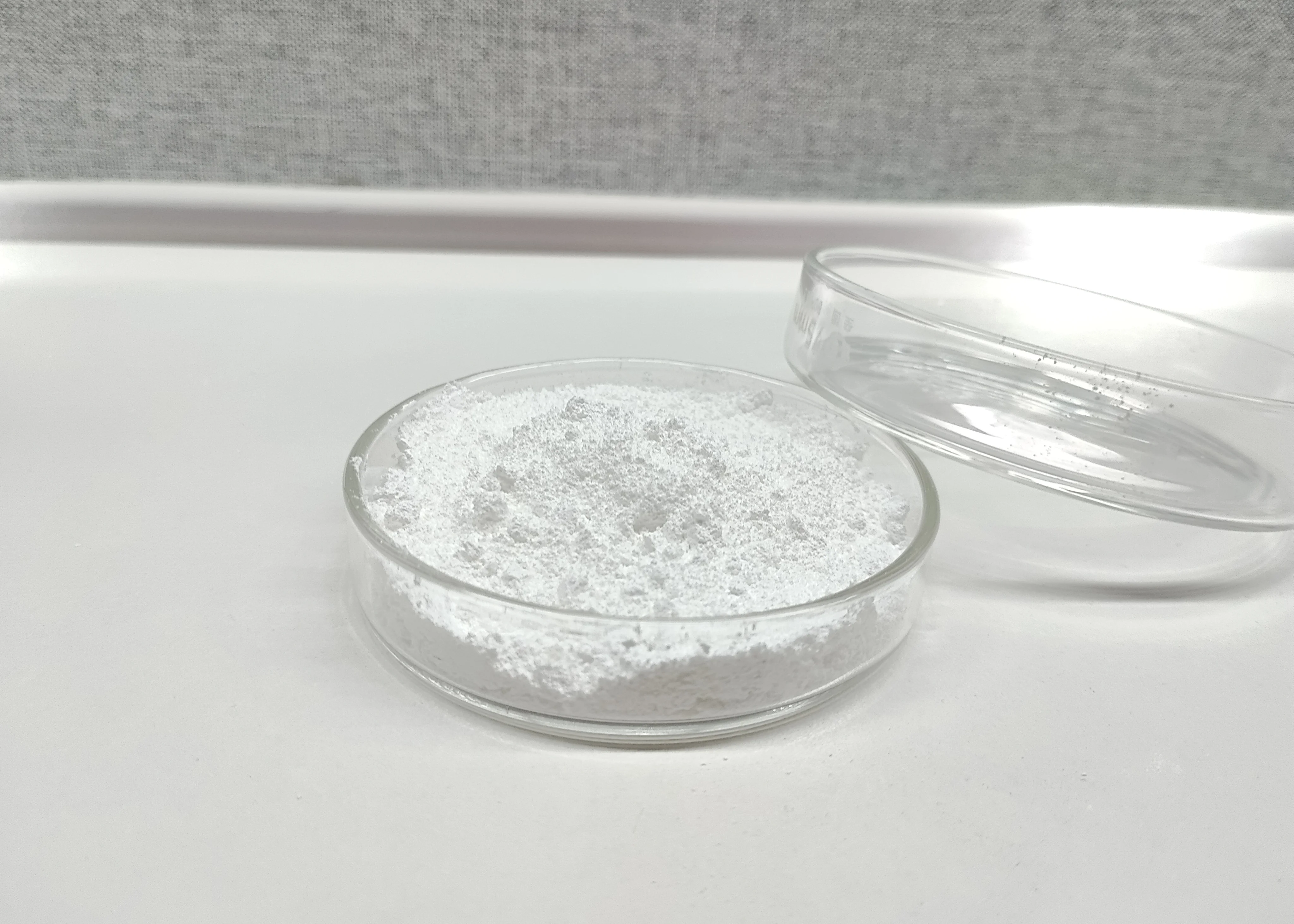 用于聚合物应用的玻璃培养皿中的细白色化学粉末样品。 - HUBEI QINBA ADVANCED MATERIALS CO.,LTD. | Cpsemarketplace

