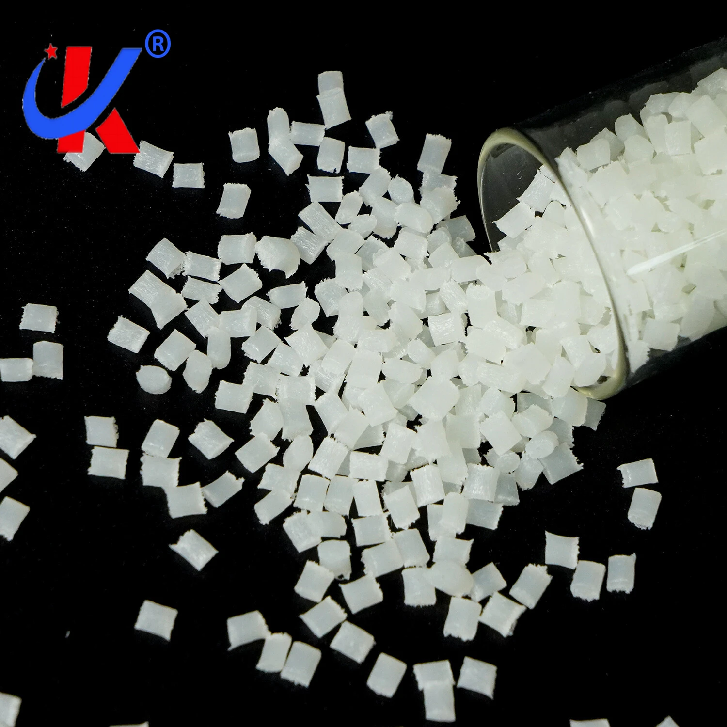 玻璃纤维增强塑料颗粒，均匀的圆柱形颗粒从容器中洒出。 - Xiamen Keyuan Plastic Co.,Ltd. | Cpsemarketplace

