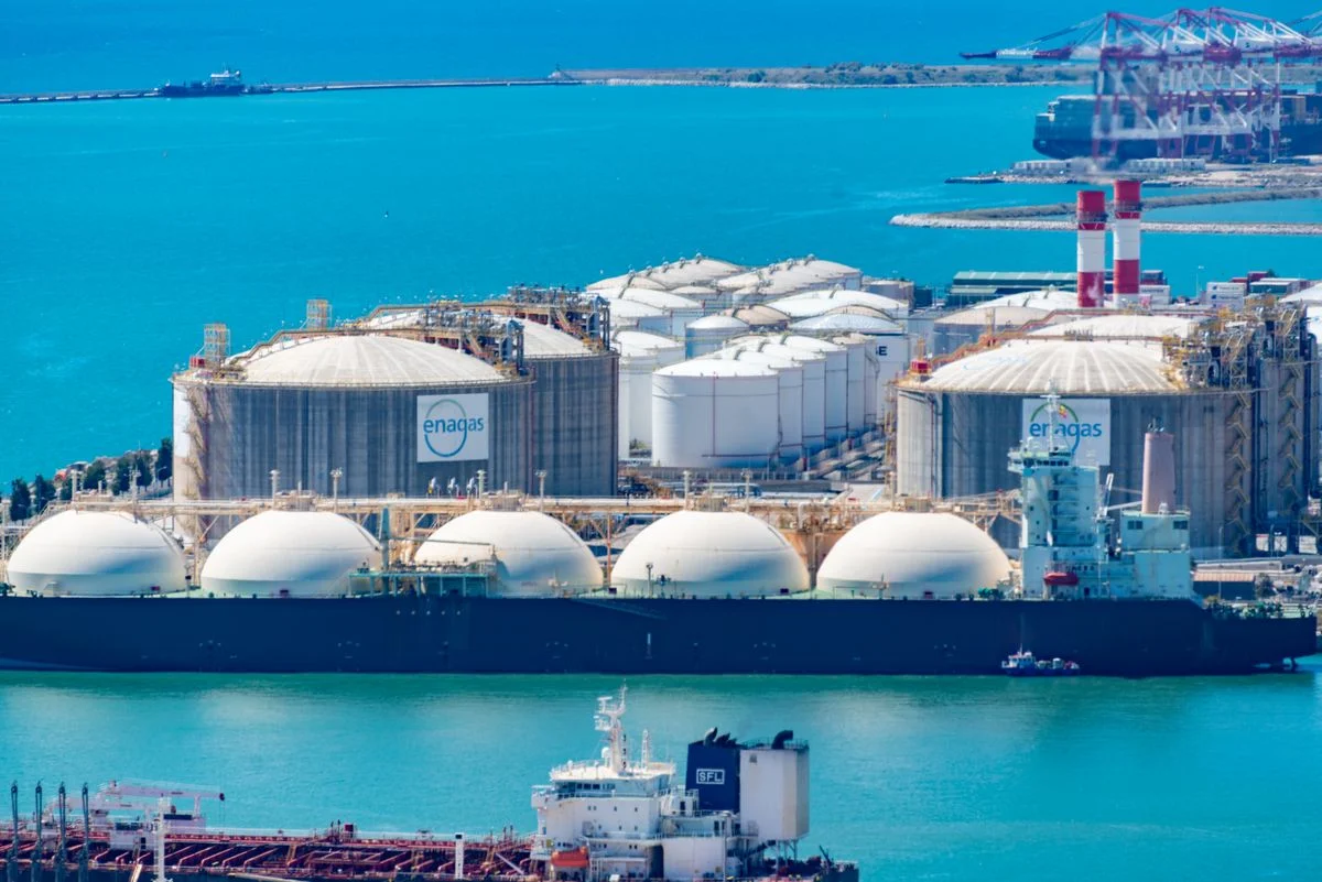 Terminal de gas industrial con grandes tanques de almacenamiento y un buque tanque atracado para infraestructura de manejo de fluidos a granel. - Pexels

