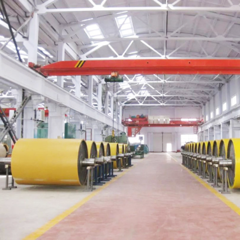 Línea de recubrimiento por extrusión con grandes rodillos de goma amarilla alineados sobre soportes metálicos. - HEBEI CHUNFENG YINXING RUBBER ROLLER SHARE-HOLDING CO.LTD. | Cpsemarketplace

