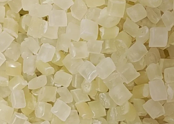 Gránulos de compuesto de purga translúcidos con formas cúbicas irregulares y suaves, y un tinte amarillento pálido. - STAR-BETTER(SHANGHAI)CHEMICAL MATERIALS CO.,LTD. | Cpsemarketplace