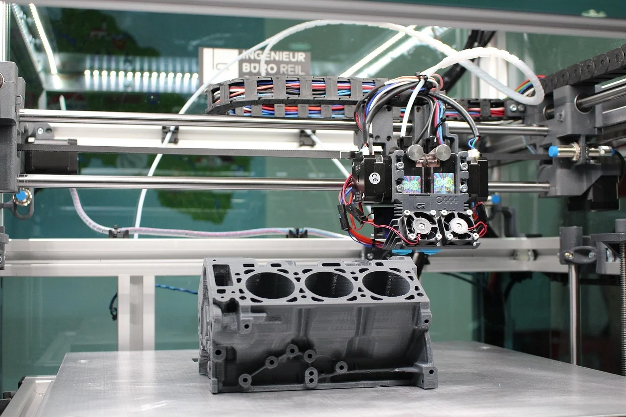 工业规模的3D打印机正在构建平台上制造大型聚合物发动机缸体部件。 - CR-3D | Pixabay

