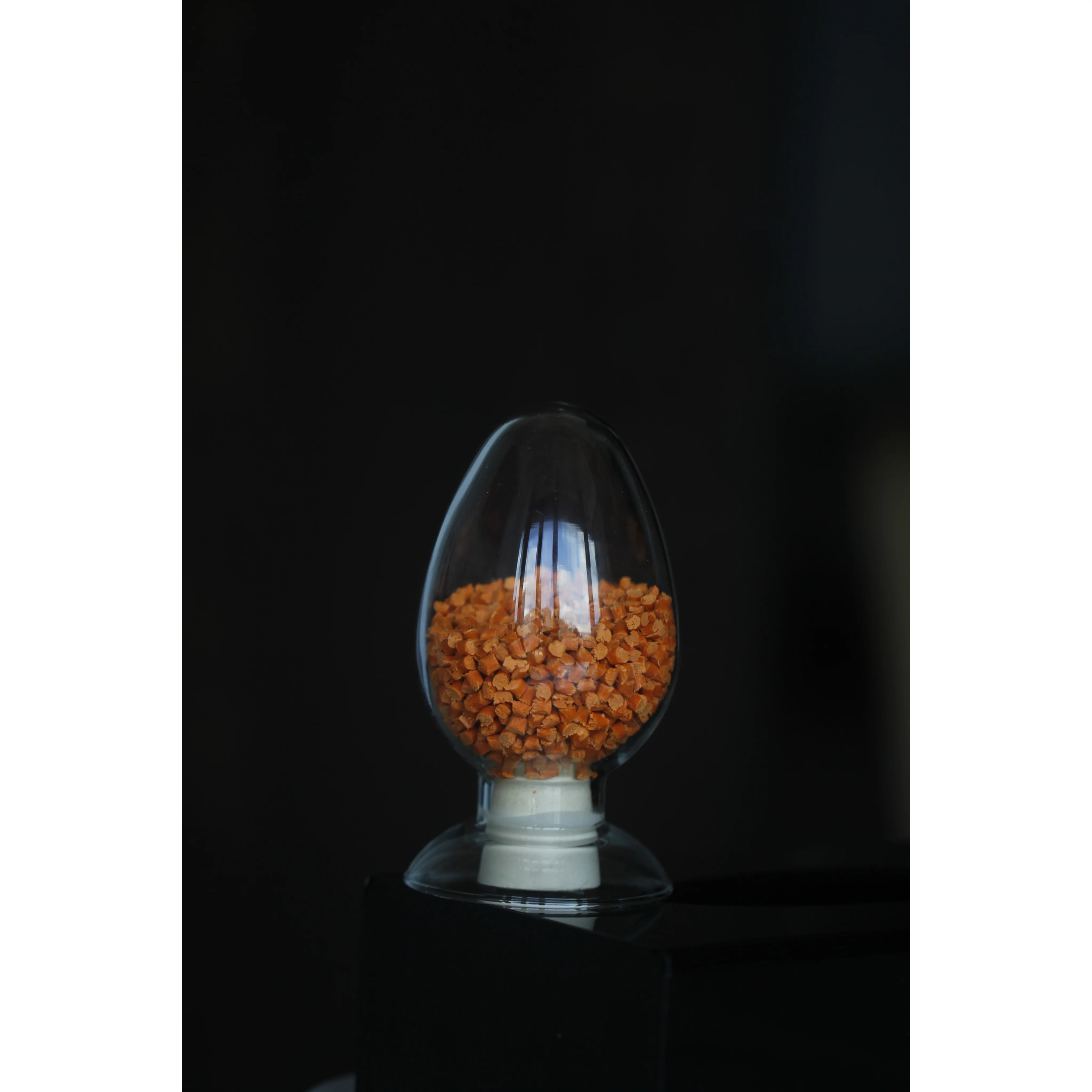 実験用ガラス容器に入った均一な円筒形のオレンジ色のPBT樹脂ペレット - HUBEI HEJU POLYMER MATERIAL CO.,LTD. | Cpsemarketplace

